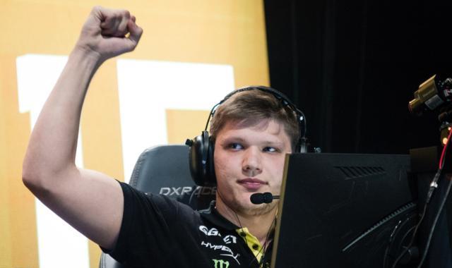 T1 的总经理；回答了关于《英雄联盟》战队的粉丝提问