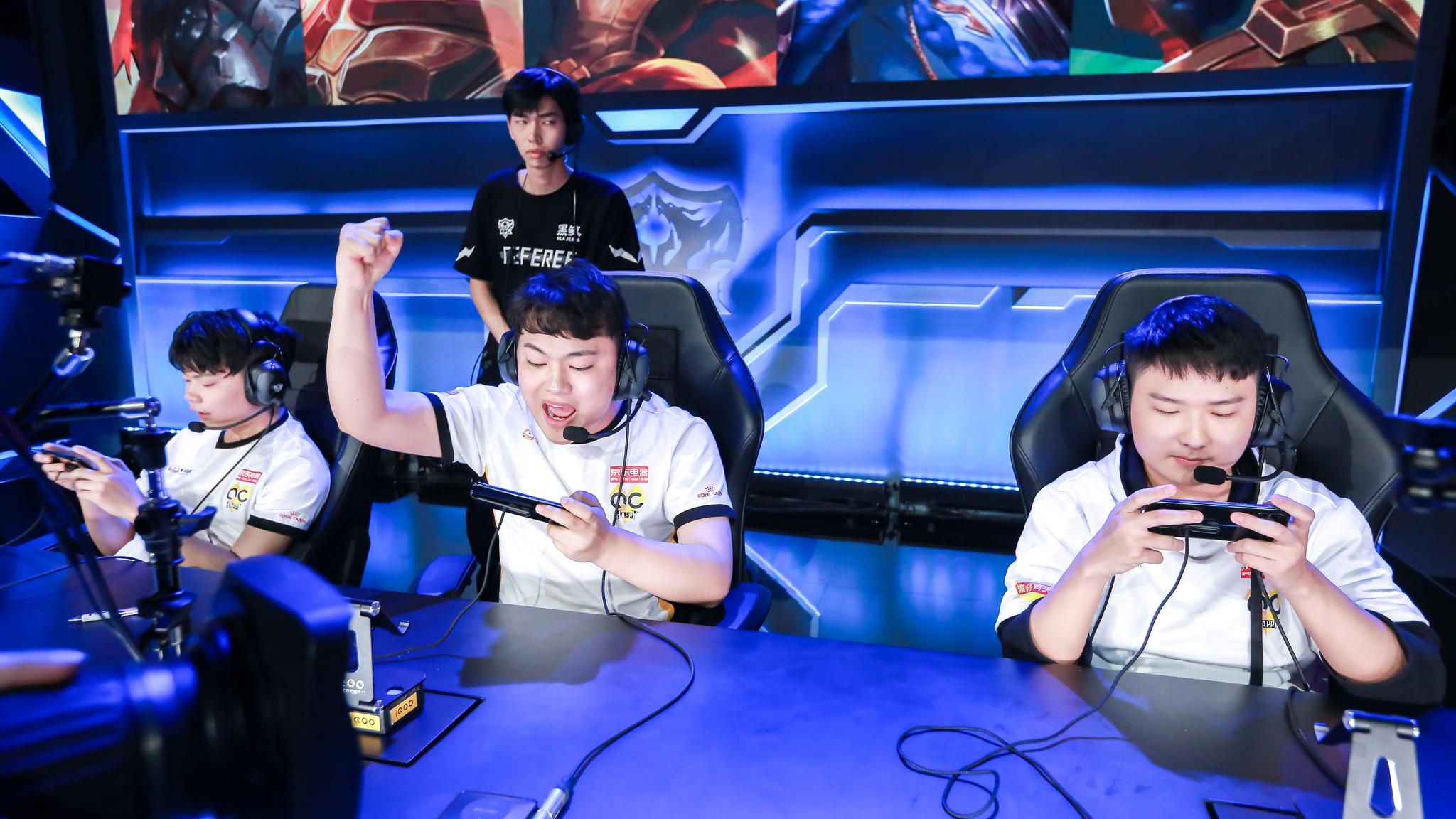 CSGO比赛：选手woxic态度不认真还喷队友？Mouz马上将其摁在替补席