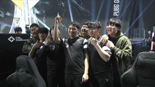 WE分享Shanks和MISSING合影：向上，要向经历过的挚友请教